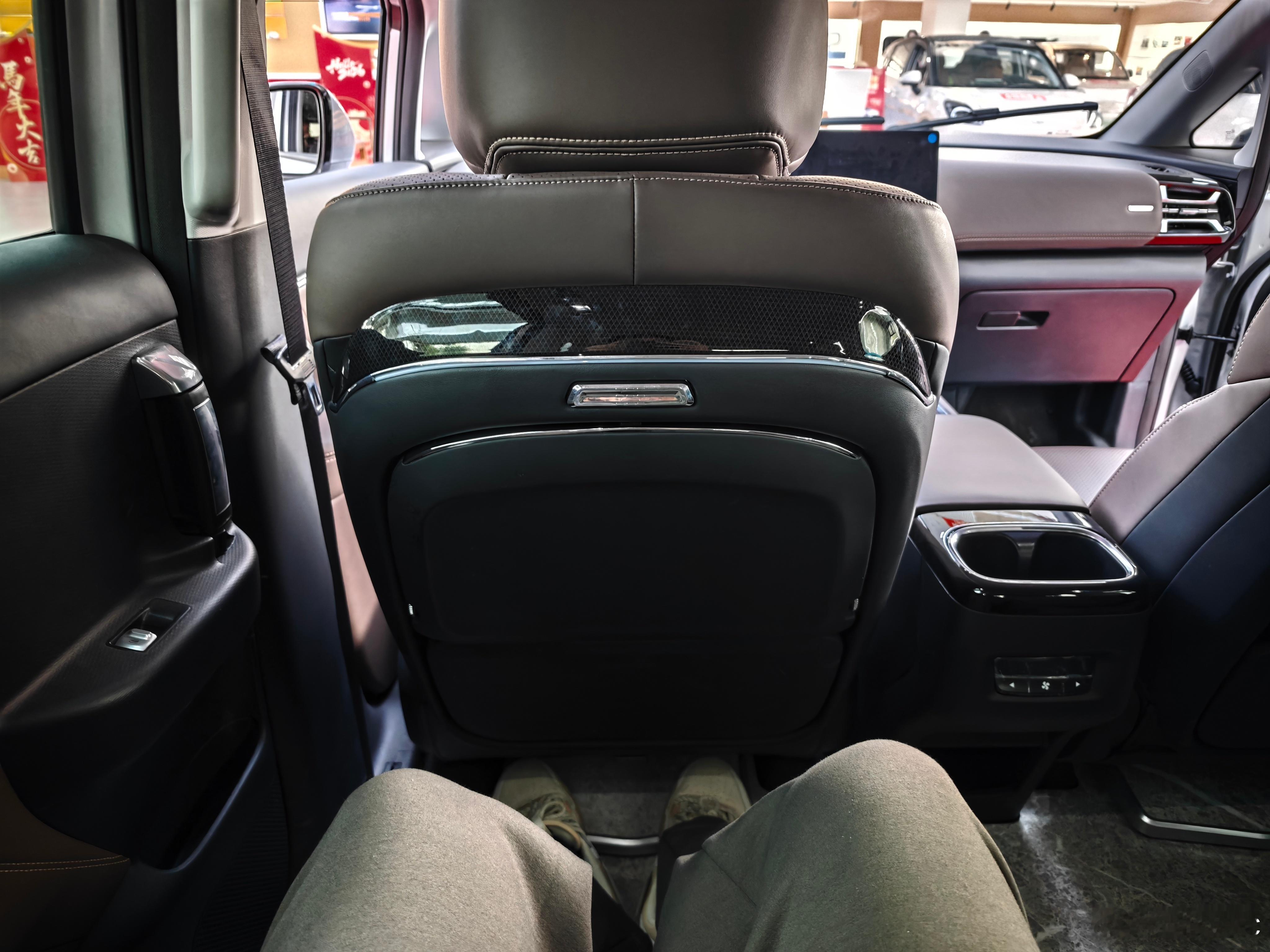 还是忘了前两天那台奢华的五菱星光730吧，那根本不是一台五菱应有的样子。同时我还