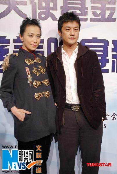那时的李亚鹏笑得很轻松，经济无压力心自然宽。不得不说，当年和李亚鹏合影的周迅很漂