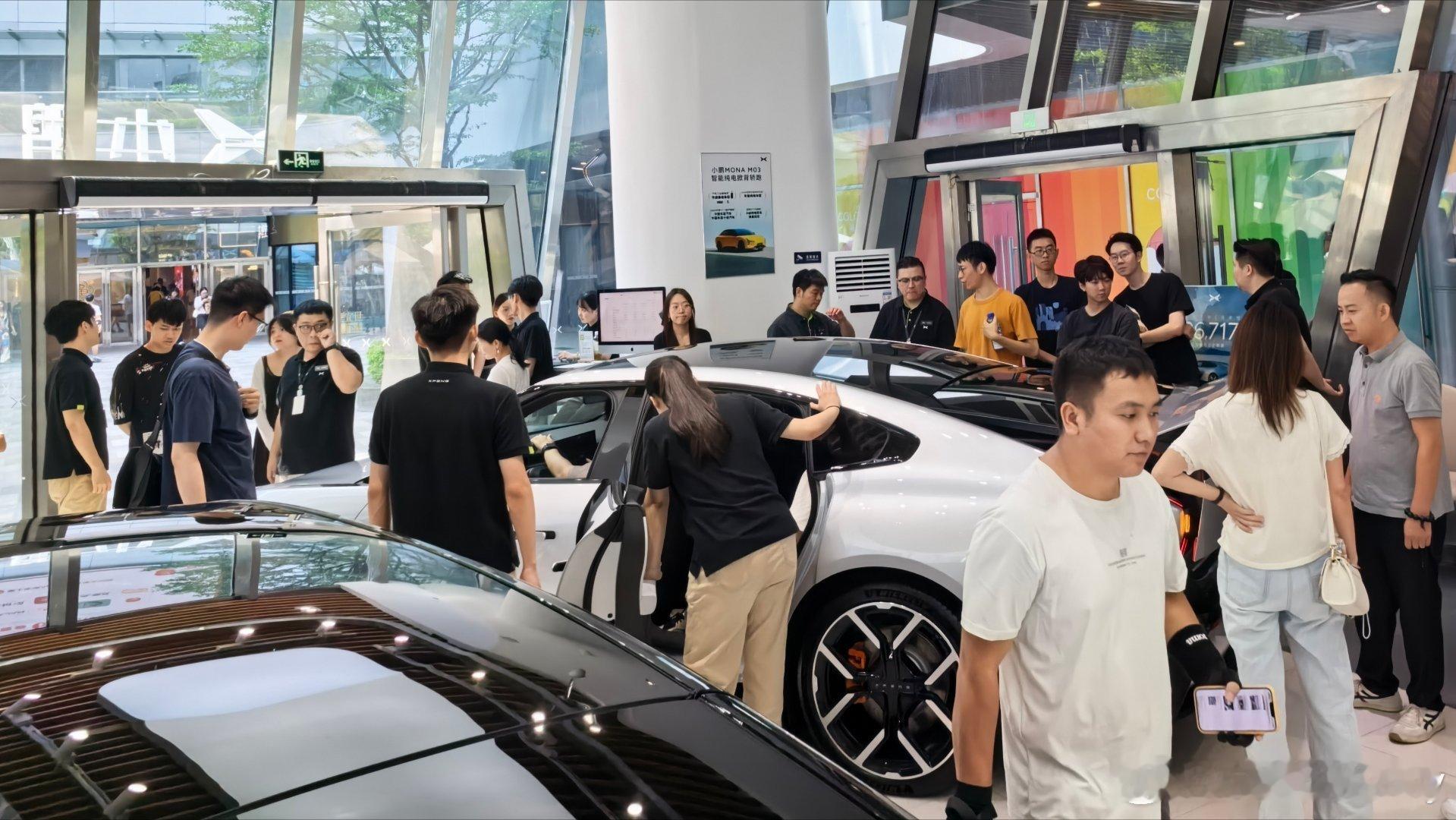 这台车大概率要爆了！全新小鹏P7展车到店了，周末看车的人很多，其中年轻人居多，而