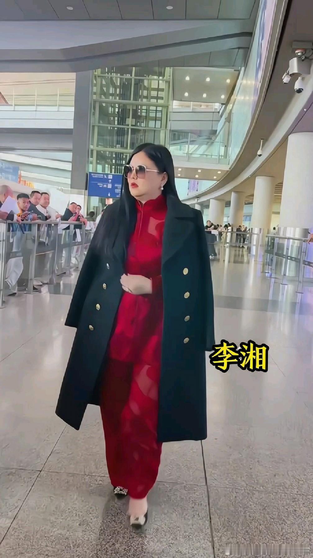 李湘的遭遇令人想起赵薇。同样从明星转型资本玩家，同样因“不明原因”遭平台封禁。娱