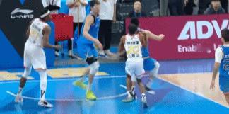 防守独一档！CBA北京完胜深圳，周琦9分+8板+3帽+2助+1断，半场就填满数据