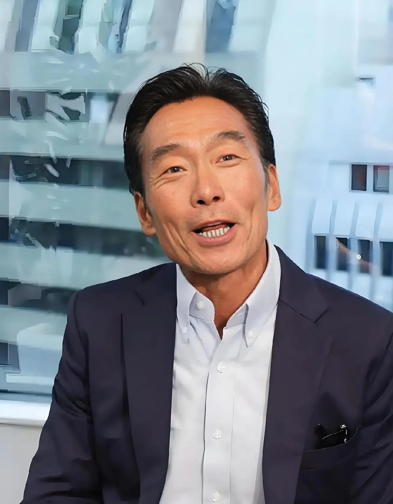 电视剧《扫毒风暴》，K哥有个行为叫人十分不解，倒不是说他嫌金永祥牙齿发黄，而