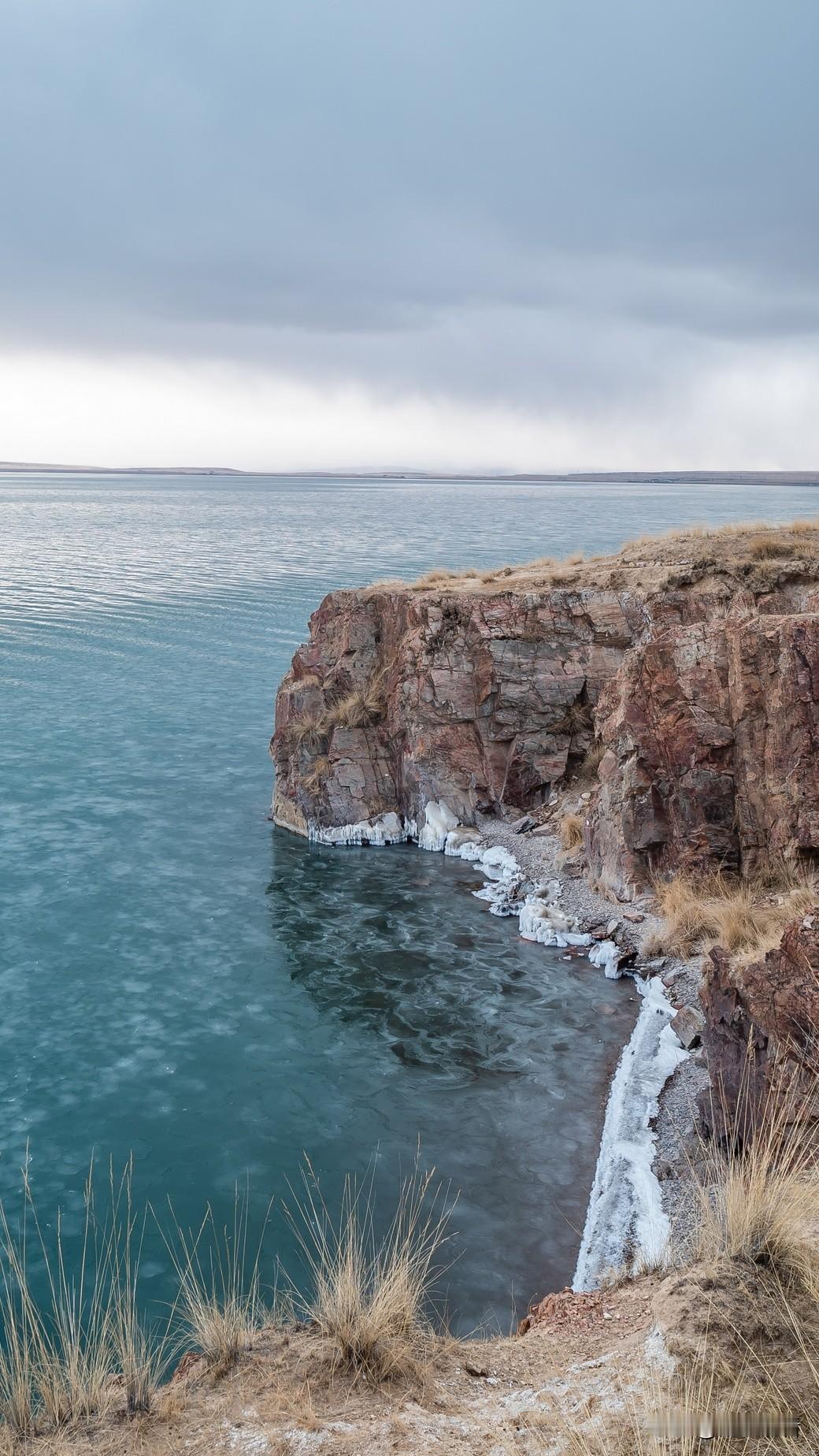 这里称为青海湖第一崖，高耸的崖壁如天然屏障，站在崖顶可俯瞰无垠的青海湖