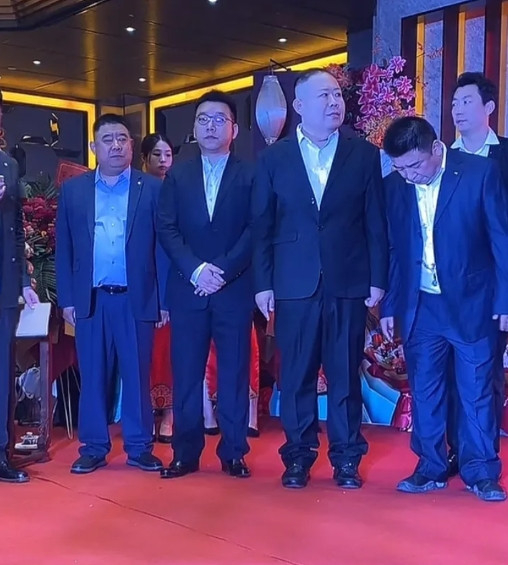 5月18日，杨议宣布不再拜侯宝林大师为师，称自己不配。可他却自创门派收徒弟！1