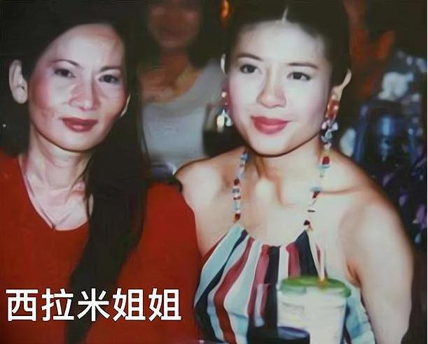 西拉米和姐姐，西拉米一双柔情似水的眼睛衬得她似仙女下凡。她姐姐眼神却偏向凌厉，两