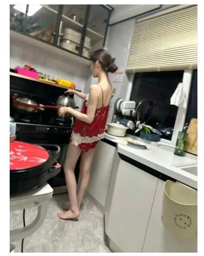 初恋，离异了，邀请我去吃饭。大学时我们相恋了两年，毕业后因为不在一地，她要回去