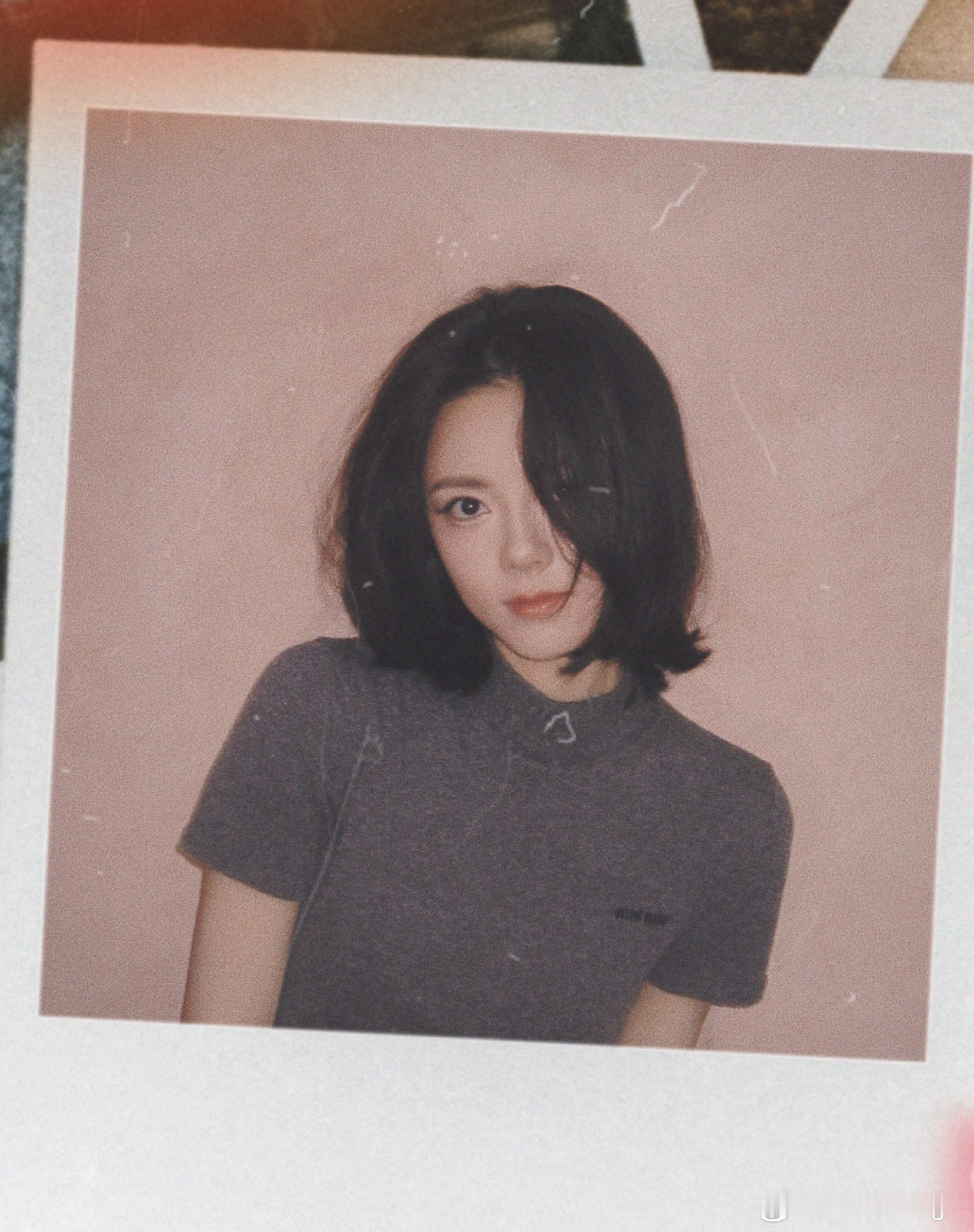 赵今麦超短发大片赵今麦短发大片来袭，粉色背景衬得麦麦气色超绝，短发线条利落，完美