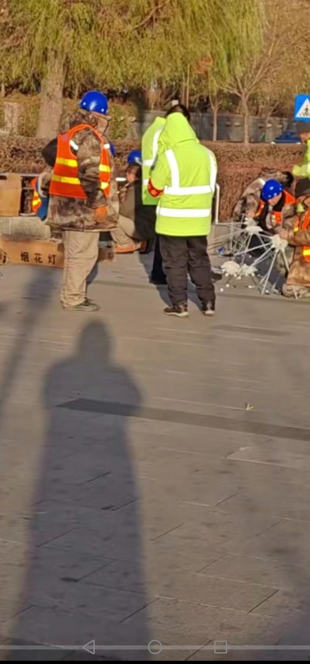 吉林市松江中路再度开启亮化灯更换工作，作为吉林市最美景观带，着实令人期待！眼