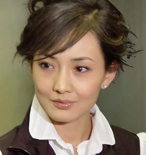 2007年，牛莉生下一女，在一次吵架的过程中，她怒气冲冲地问老公刘亚东：“你比我