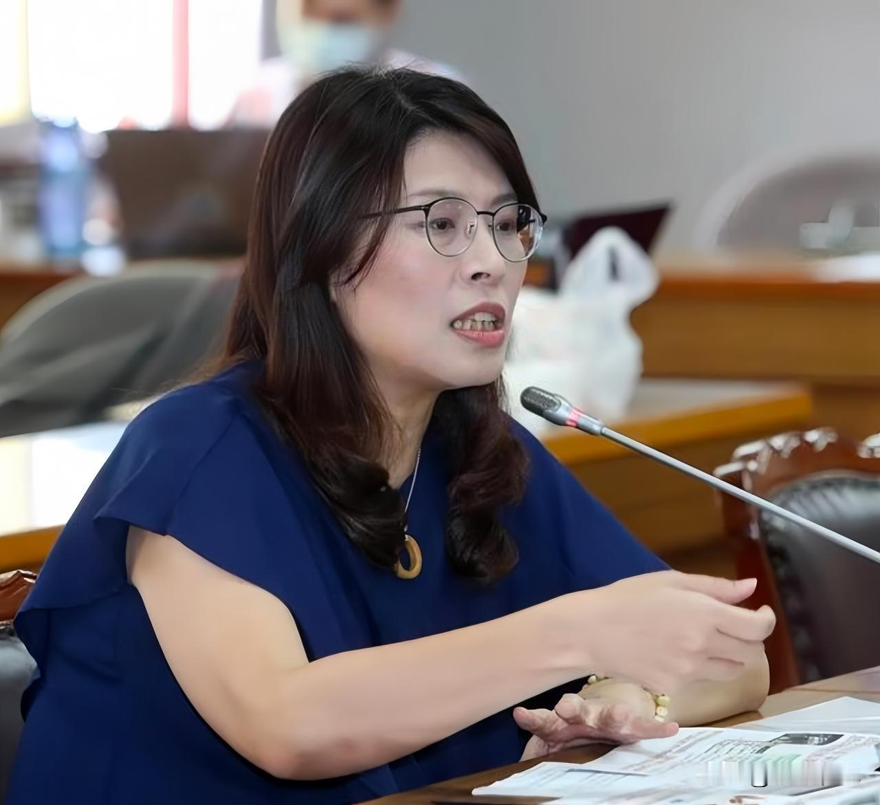 不得不说，郑丽文的手腕是真够硬的。上午在新竹拜会议长许修睿时，她还满脸谦和，一口