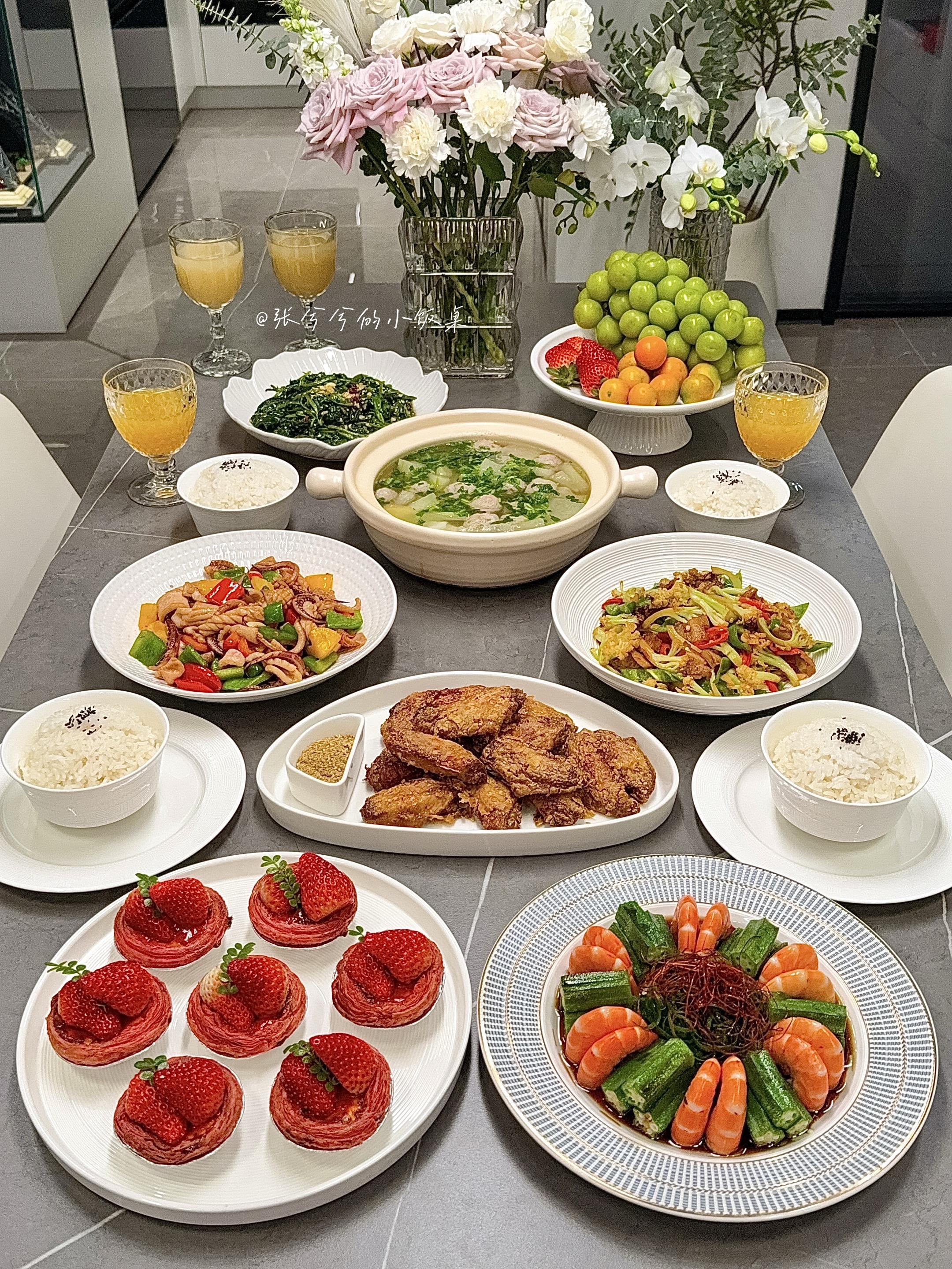 仪式感家宴｜用热气腾腾抵抗全世界的匆忙。每到休息天，厨房便成了家里最热...