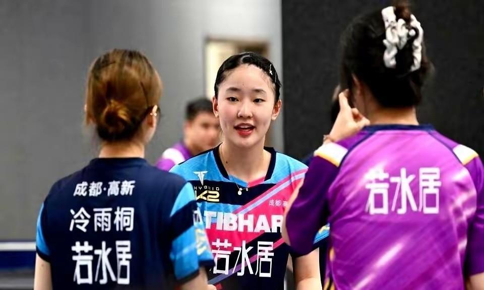 张本美和为什么加盟四川队？1、队服好看。四川成都若水居的比赛服，设计感十足，拿