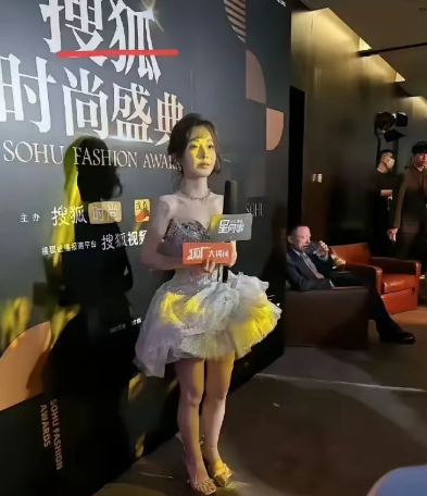 初次直观感受到她的身高，或许正是她转型不顺的缘由？​​​