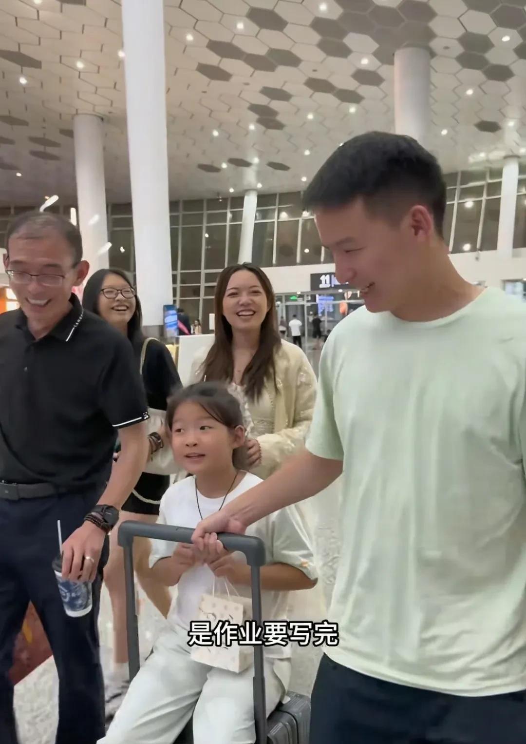 谢岳更新视频机场接儿子。8月2号凌晨去接儿子谢浩男，带着三个女儿还有海军，几个人