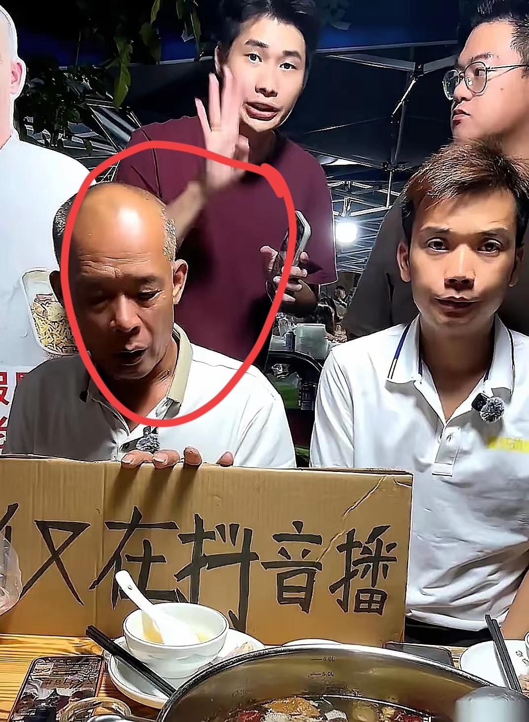 莫氏鸡煲风向变了一开播全部滚屏：等着倒闭吧上一次出现这种情况还是分店开业