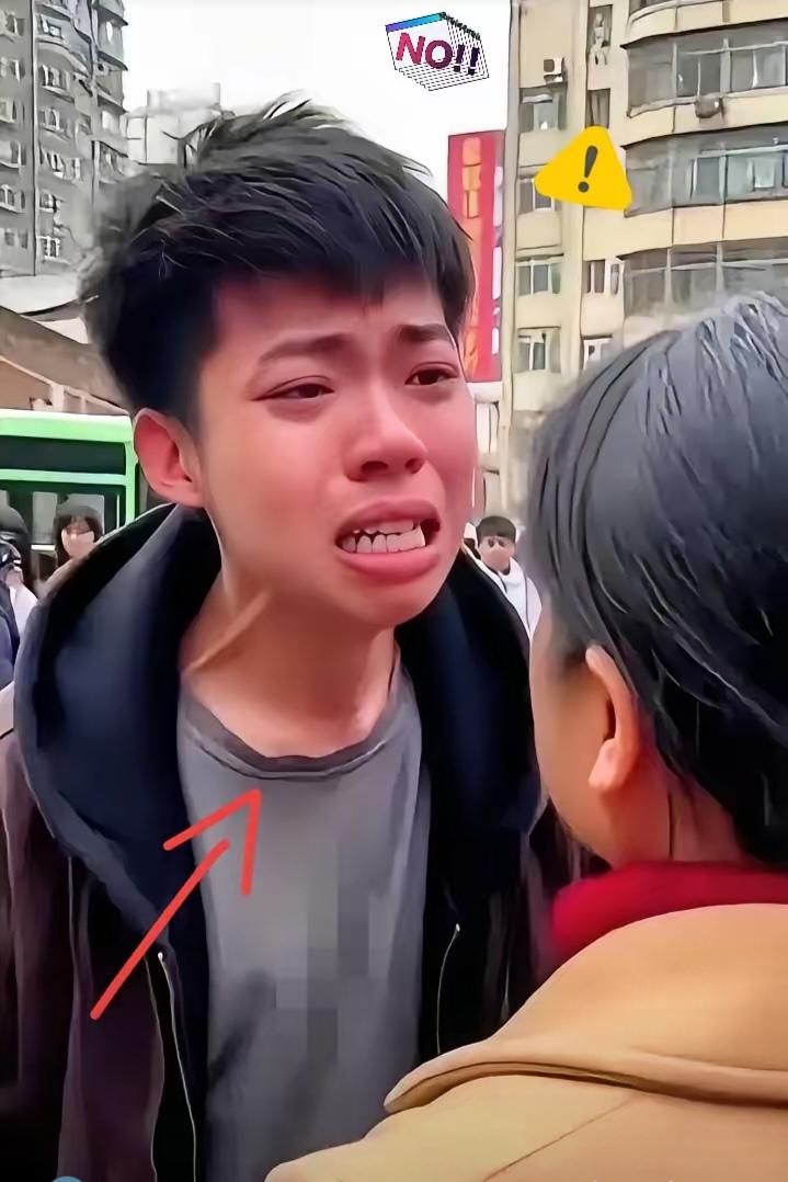 小区楼下的一场母子争执，戳中了多少普通男生的婚恋痛点!儿子对着妈妈哭吼着：