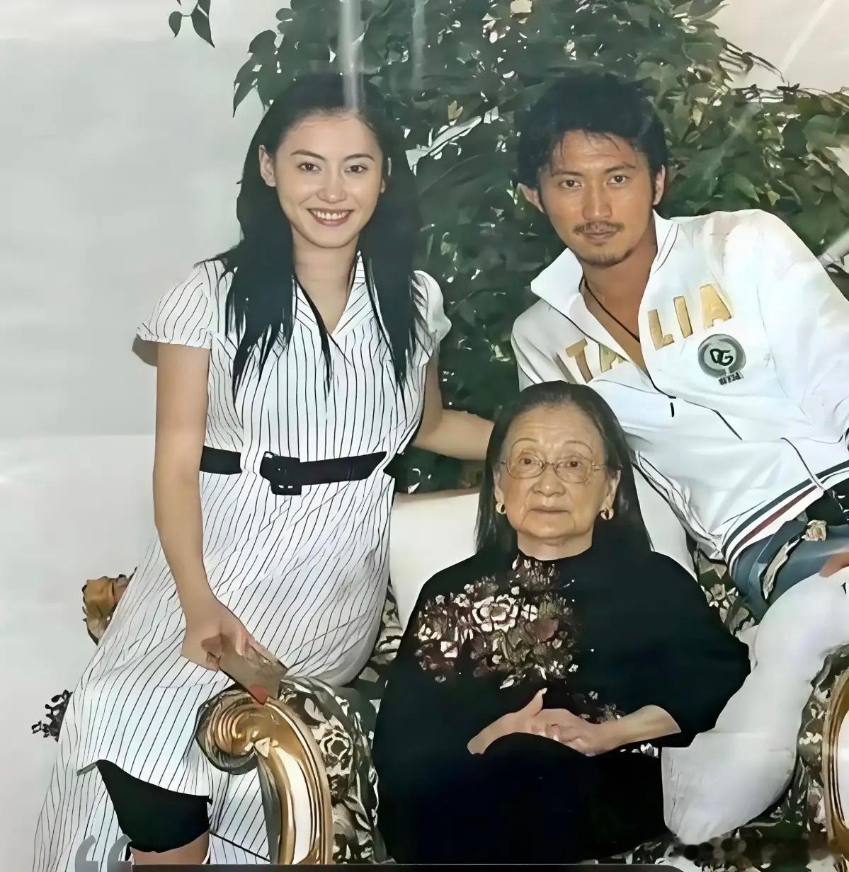 当年谢霆峰带着怀着身孕的张柏芝去温哥华拜见谢老太太。老太太膝下有八个孩子，儿子谢