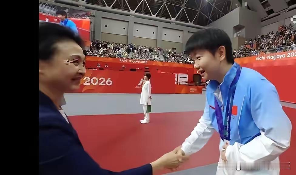 李玲蔚说：希望莎莎洛奥梦圆，我再给你颁奖！科比说：向前500年，后推无数年，再