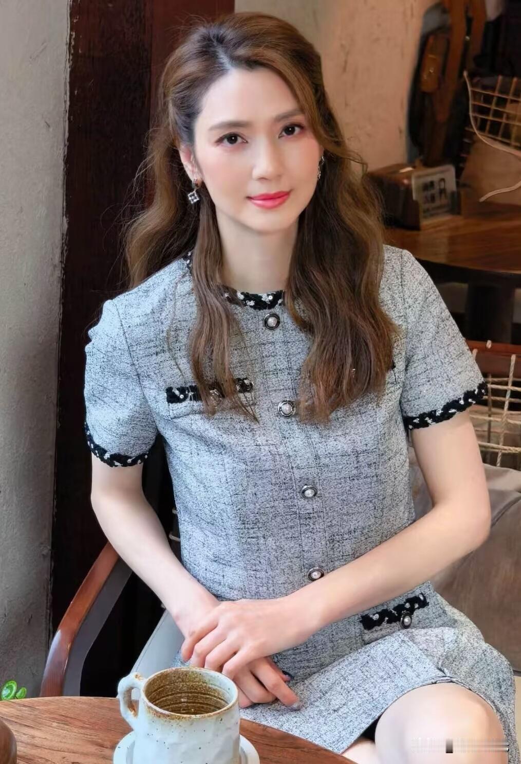 2000年，洪欣挺着肚子电话找到莫少聪。她说自己怀孕了。据媒体报道，莫少聪扔下一