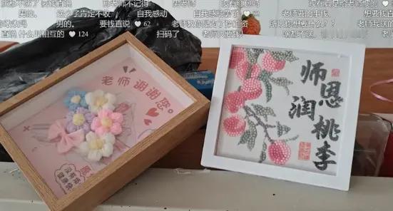 "还不如送块肉！"，评论区这句话，把我看乐了，也看凉了。装修工人清教室，翻出