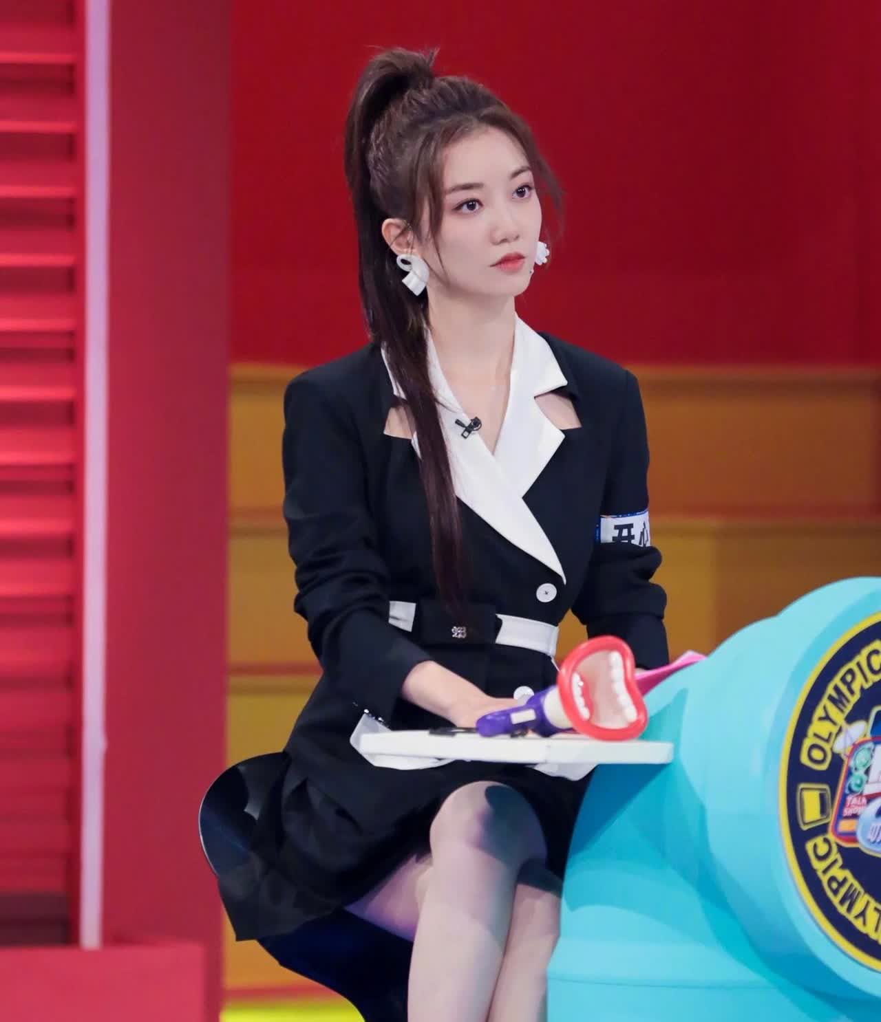 于莎莎白皙细腿踩尖头高跟鞋