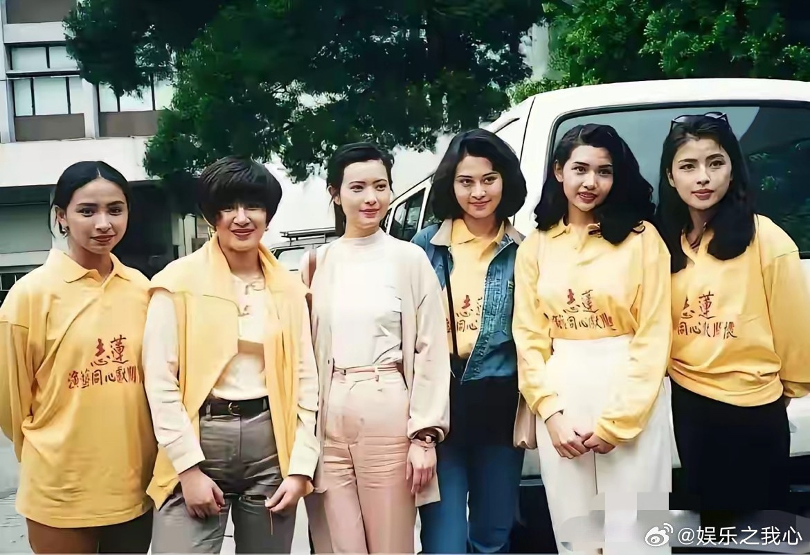 相信很多人第一眼，都被中间穿白衣服的女人给迷住了吧？要知道这张照片中所有的女人，