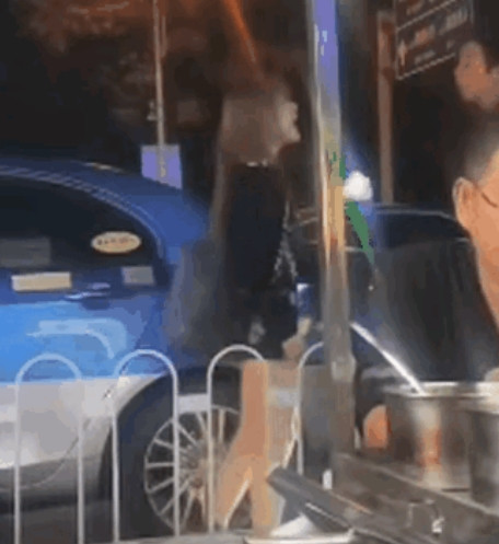这就是手欠的下场。一对年轻男女朋友在路边发生口角，女子越说越激动，伸手就打了男子