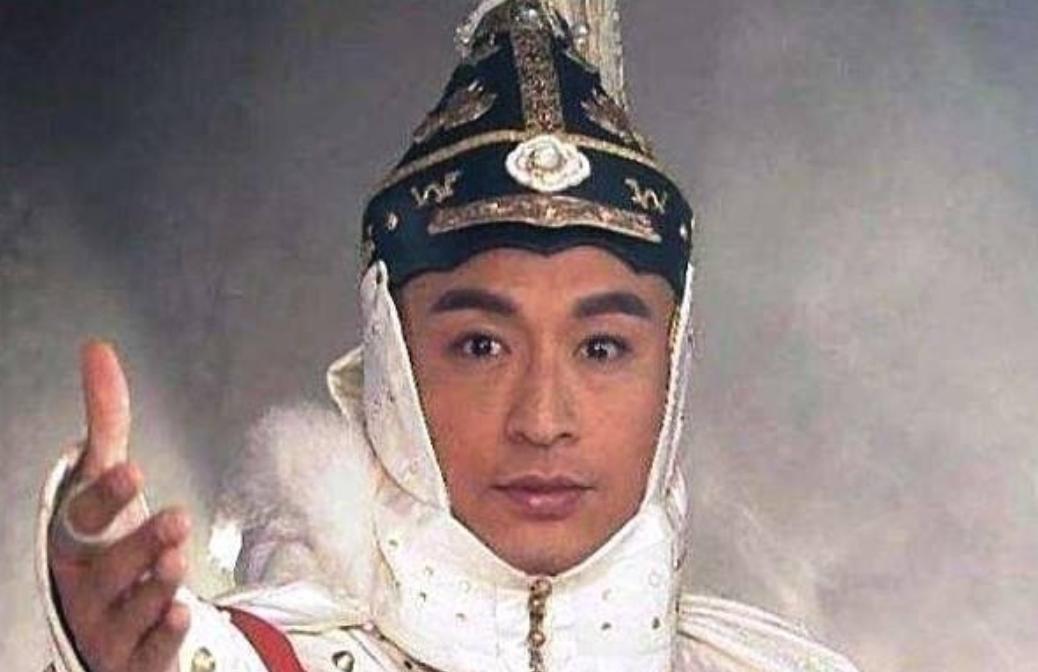 1648年，36岁多尔衮不仅处死了39岁的侄儿豪格，还带着人瓜分了他的老婆们。孝