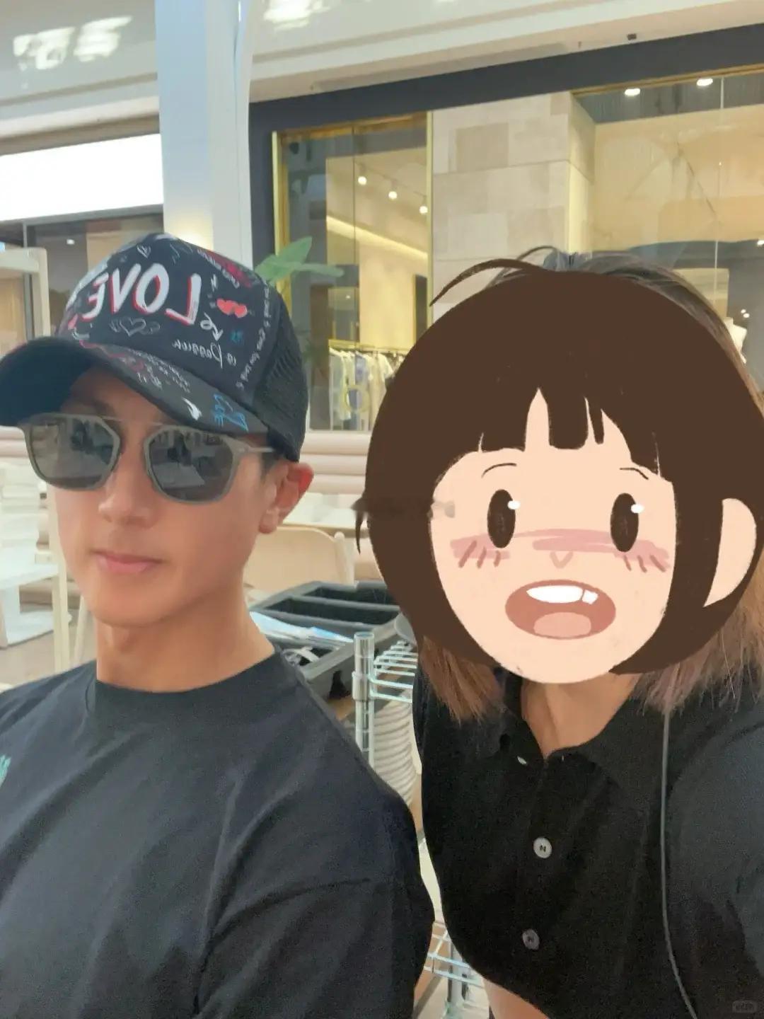 网友偶遇吴尊现身上海LV餐厅，胸肌突出青筋暴起，还有网友吐槽吃饭还得拼桌好落魄！