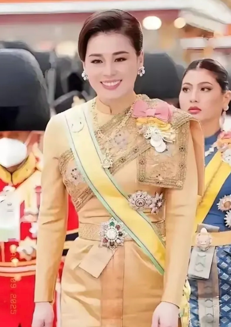 泰国最美王后太漂亮了吧！这身穿着打扮太有气质魅力了吧！不比明星差。不愧是一名空姐