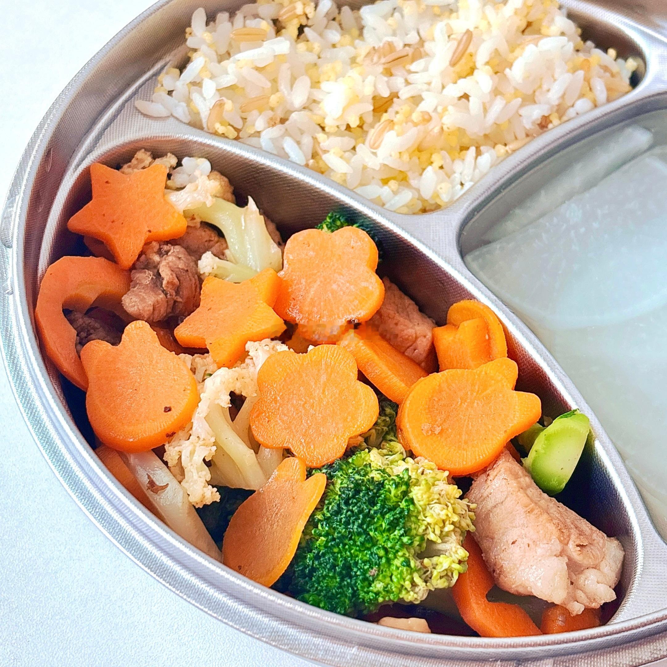 🥣“干饭人”𓎩⁺¹▰▰▰▰▰100%👧🏻今日午饭：双花炒肉➕清炖白萝
