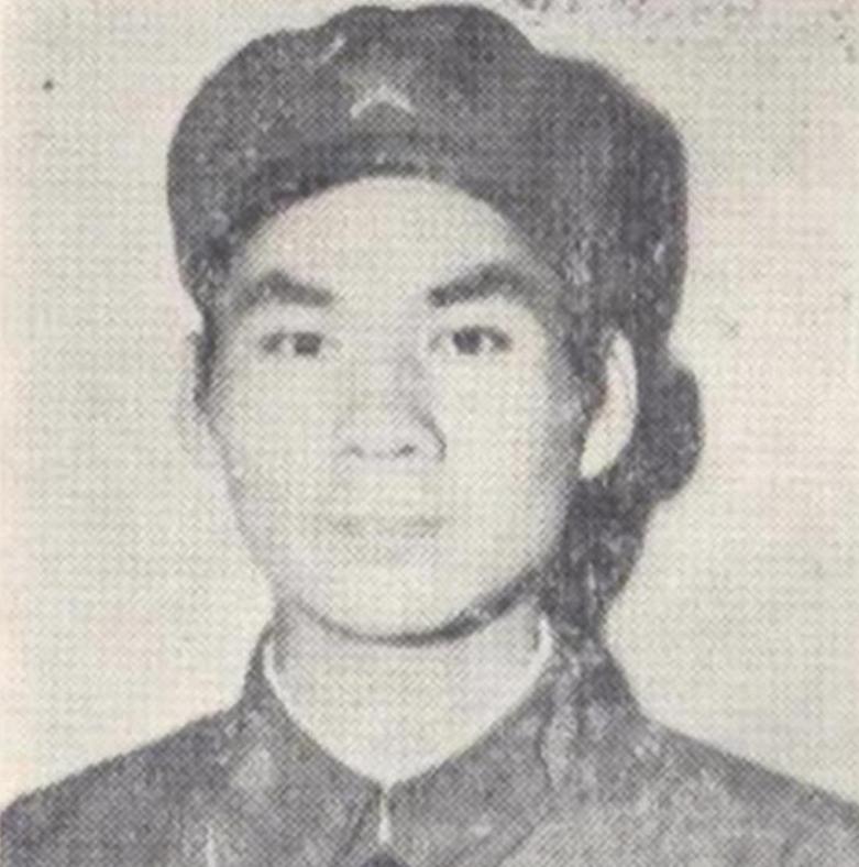1979年，我军巡逻战士例行执勤时，意外发现一个满身泥血、四肢溃烂的垂死之人，他