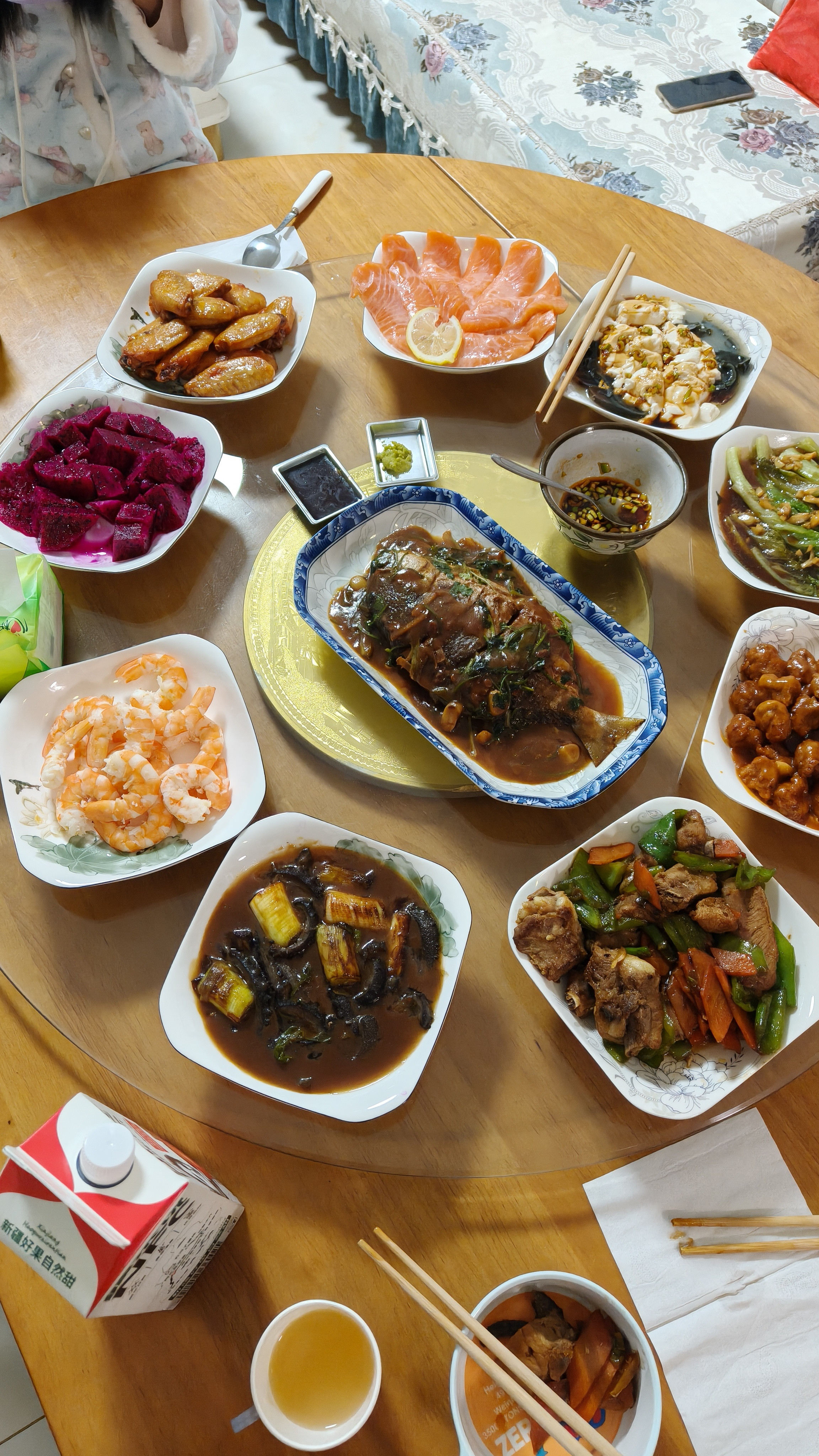 年夜饭除夕祝你万事胜意年夜饭来啦，一会边吃饺子边看春晚“包饺子”