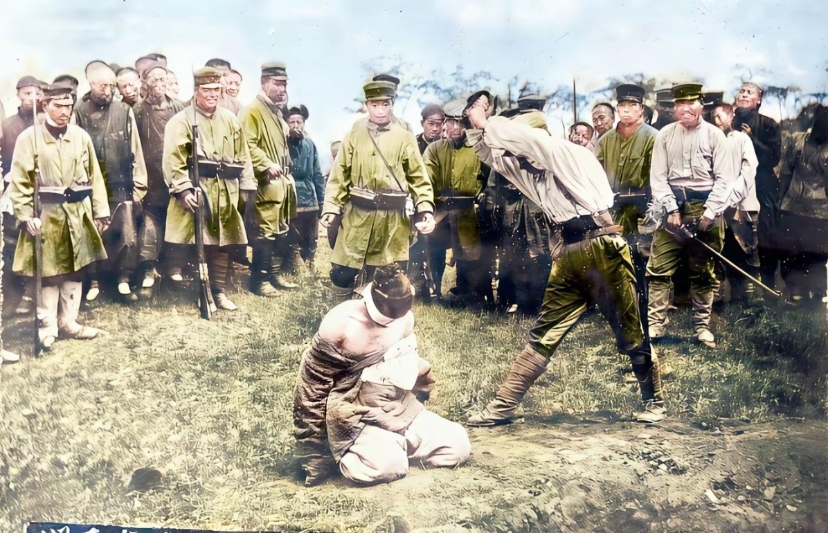 1905年在开原，日军击败沙俄军队后，一些中国人被以“间谍”的名义遭到屠杀。铭记