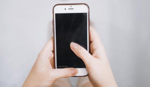 冤不冤！台湾一名女子因更换新手机，出于好心将旧机转赠侄子使用，未料因未清除云端照