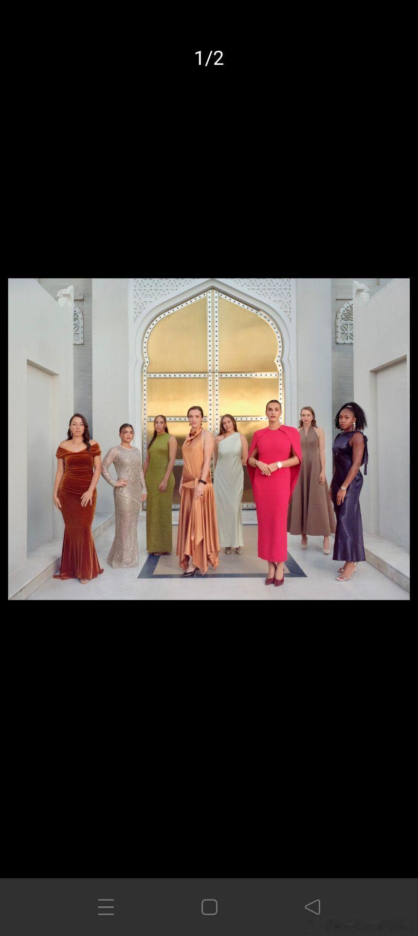 WTA2025年终总决赛八美合照终于端上来了。我第一眼看到感觉斯瓦泰克清纯大小姐