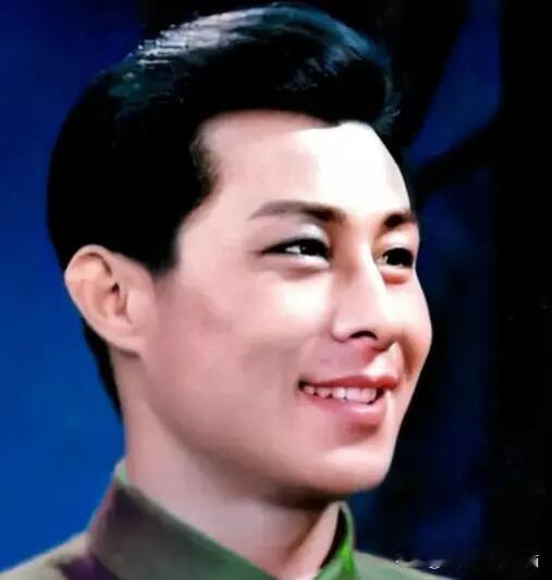 他们两个都是八九十年代的大明星，长相帅气，相比之下你更喜欢谁呢？唐国强年轻的时候