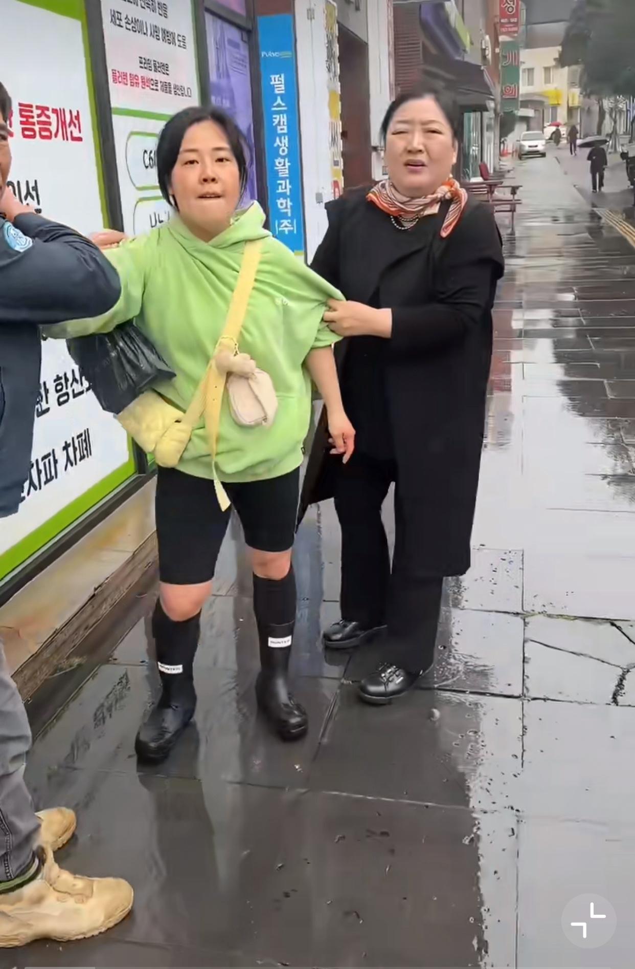 近日，一位中国姑娘去韩国济州岛旅游，她发视频求助！事情是这样的，当姑娘用手机