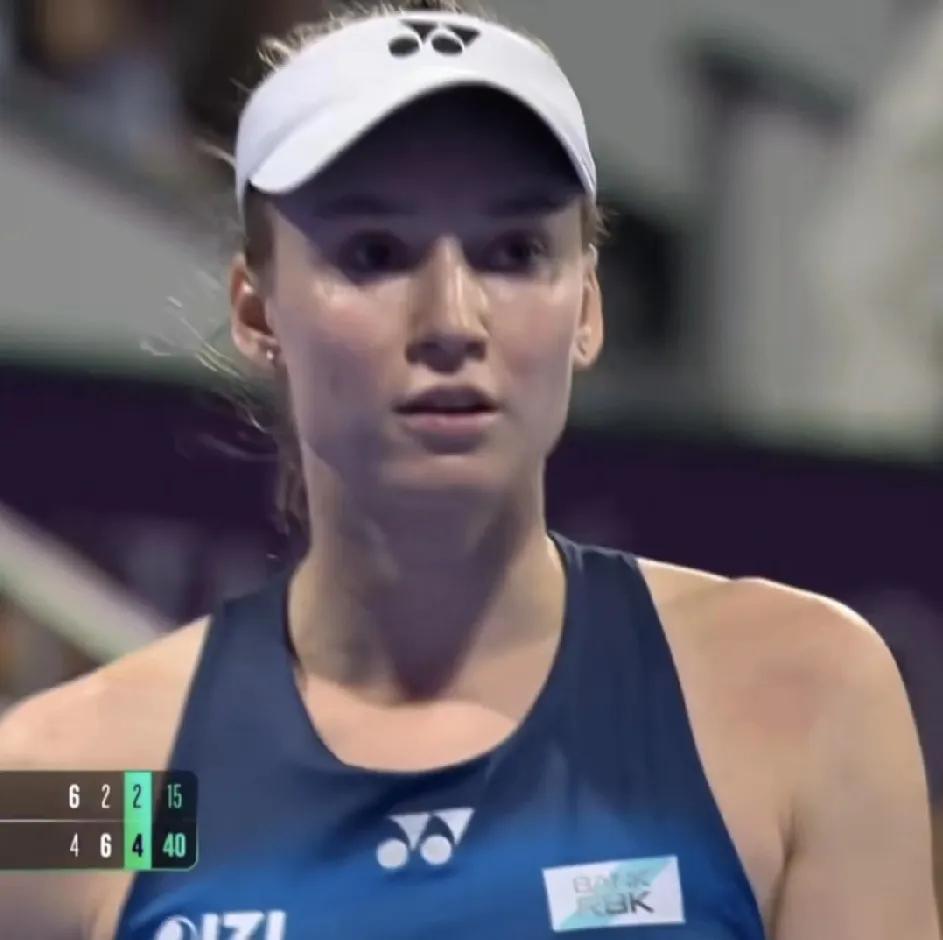 决胜盘6、7局，双方再度强势保发，比分5-2，莱巴金娜先发+领先1个破发局。郑