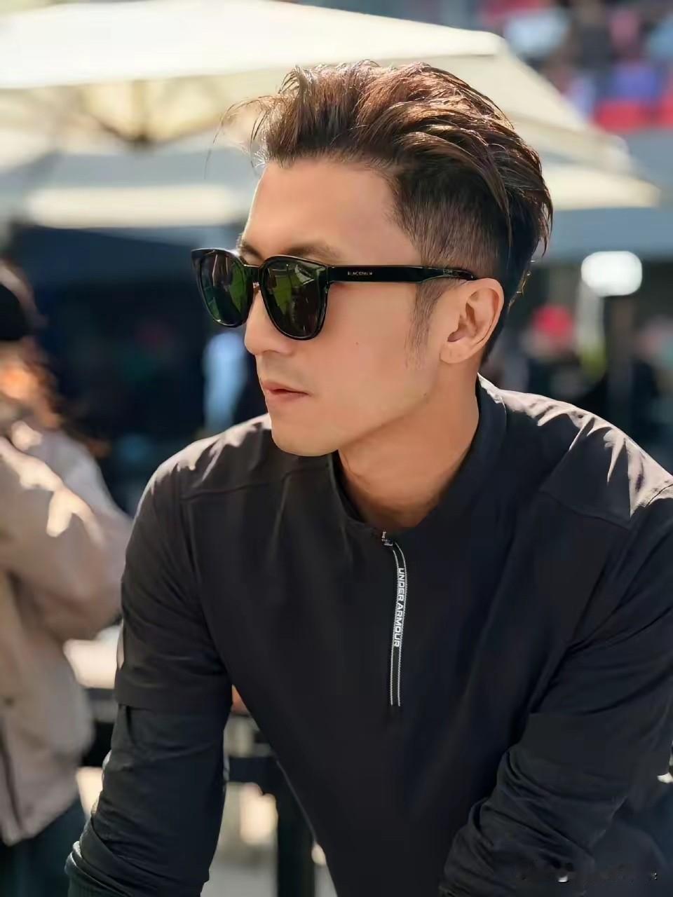 谢霆锋在上海f1赛场一出现，立刻引发尖叫声一片。许多人感叹“法拉利老了依旧是法拉