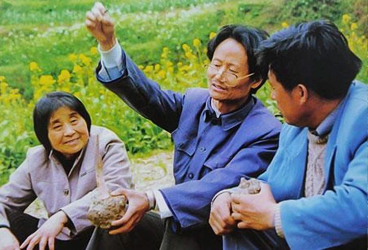 1998年，大学教授何家庆来到深山调研。由于过于饥饿，于是就向村民讨吃的。不料，