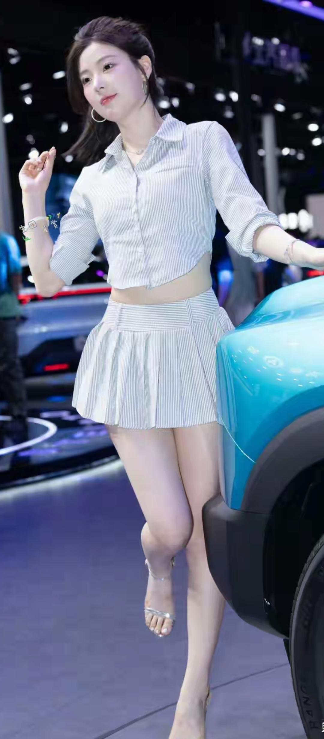 车旁美人倚，笑语动芳心。