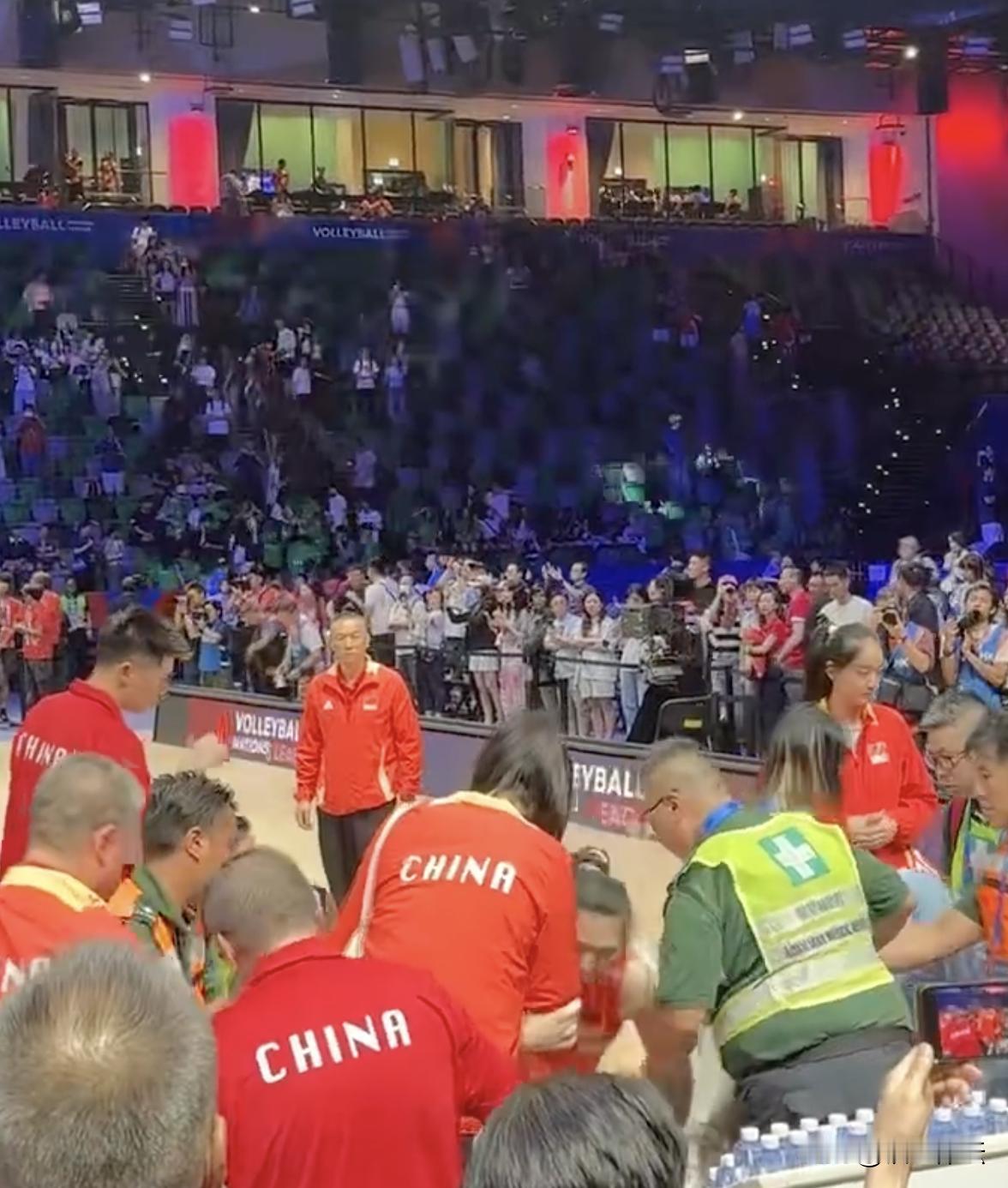 李盈莹突然就出现了。吴梦洁受伤后，推车进来了，李盈莹突然出现，一直小心架着吴