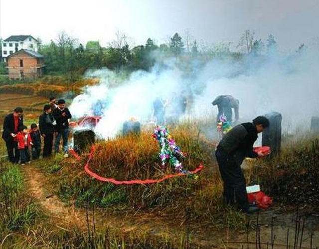 去年清明节上坟后, 我爸直接解散了家族群, 还说以后不再每年聚餐