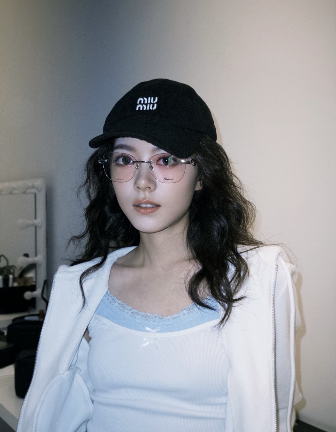 赵今麦戴上眼镜后整个人都变温柔了，学霸气质拉满，这姑娘真是怎么打扮都好看。