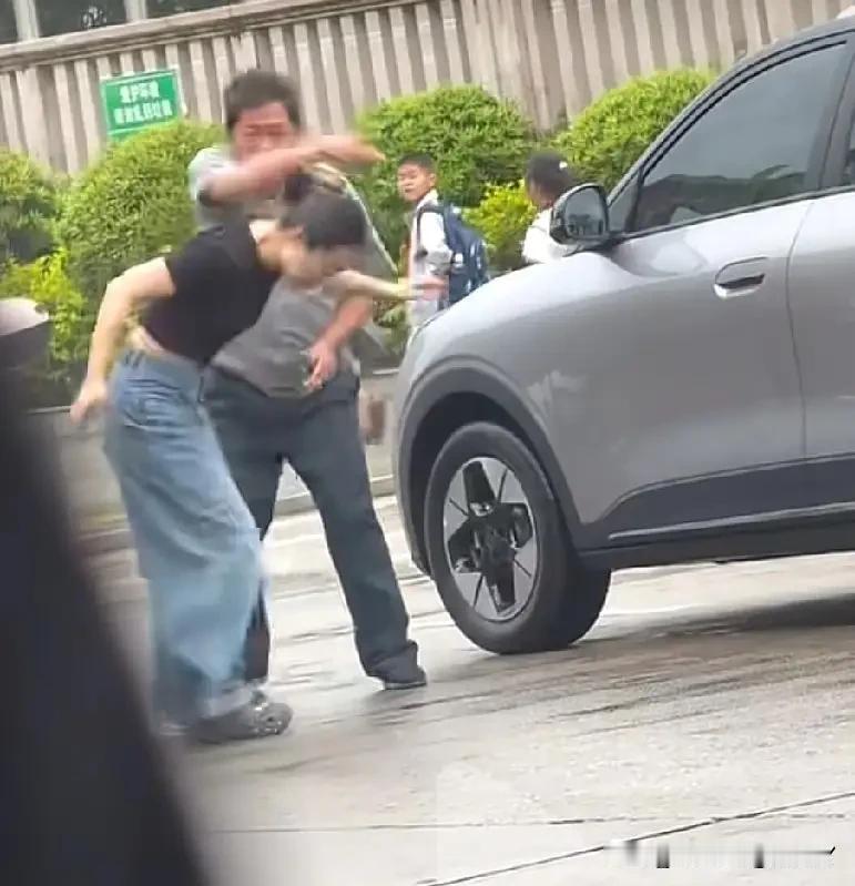 福建三明学校门口打架的女司机和男保安都有错，谁也不用说谁！4月21日下午