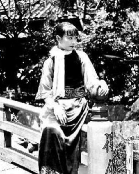 1940年深夜，民国大美女郑苹如，被秘密押到小树林执行枪决。特务垂涎她的美色，犹