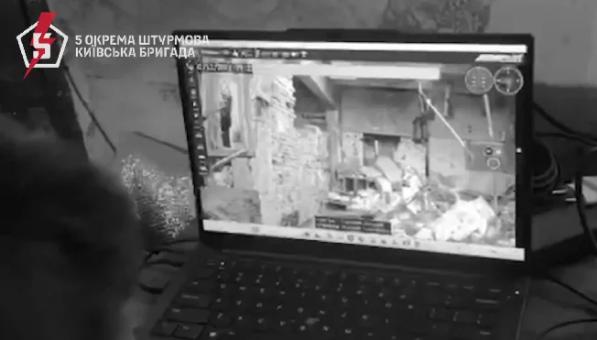 图文：视频显示乌军派出的地面机器人炸毁了俄军隐藏地下室的天花板将他们活埋乌克