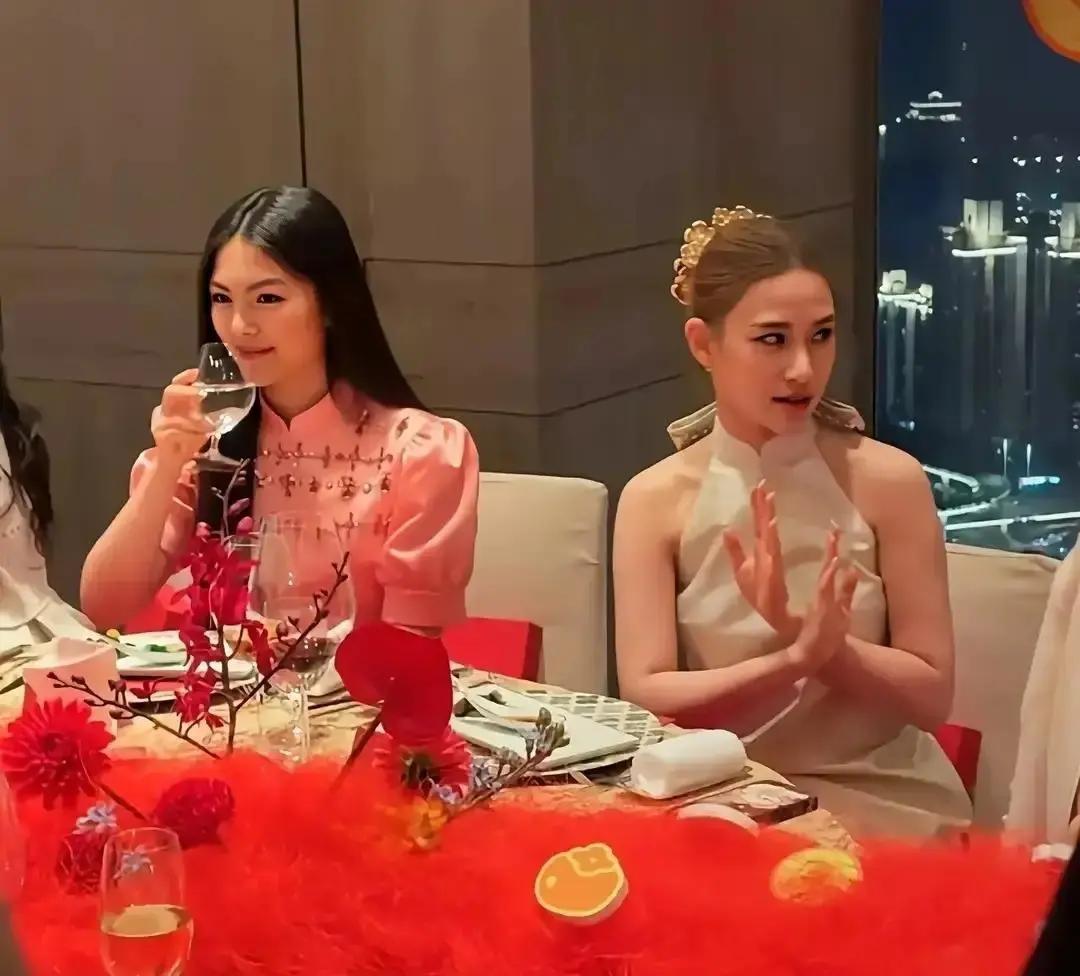 王诗龄留学回来第一次在国内大场面露脸，就被安排跟何超莲坐一桌。俩人中间只隔一把