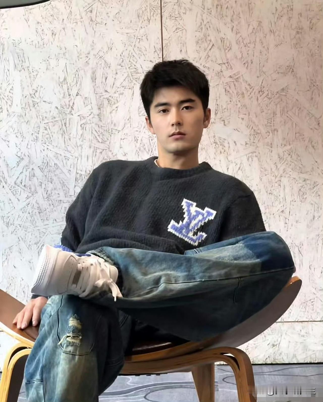 发现没？刘奕畅这事儿，反倒让洪尧被看明白了。今年四月那场误会，现在想想有